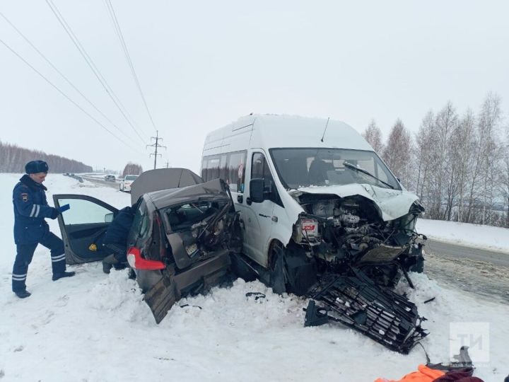 Татарстан трассасында җиңел машина һәм вахта автобусы бәрелешкән, бер кеше үлгән