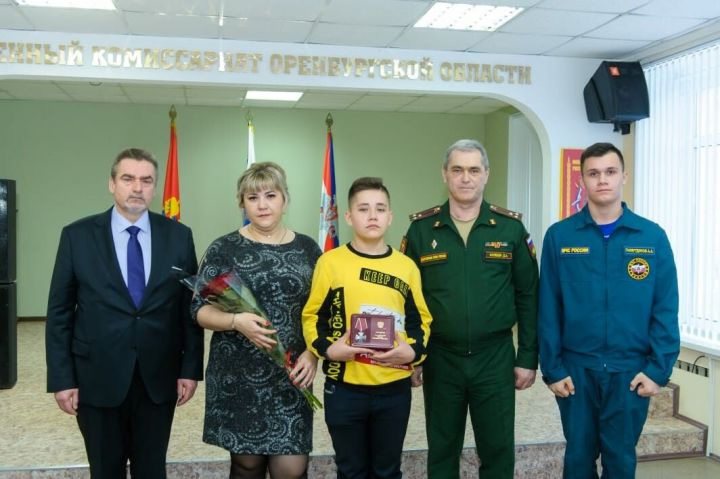 Арча егете Айрат Галәветдинов үлгәннән соң Батырлык ордены белән бүләкләнгән (»Интертат », Гөлназ Хәбибуллина)