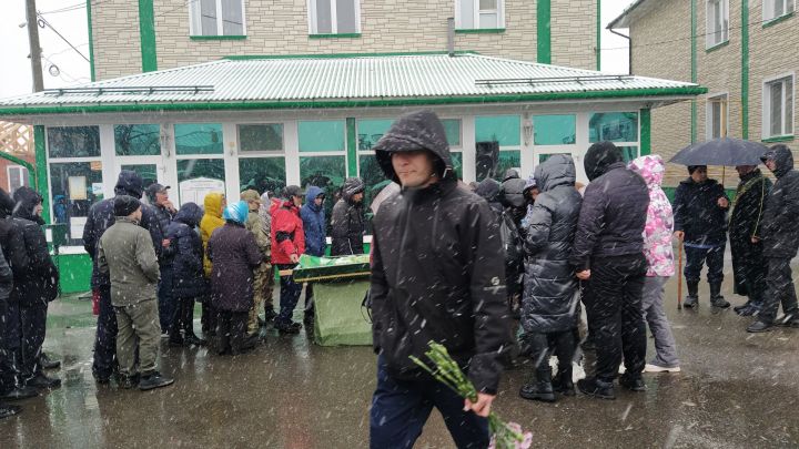 Арчада сугышчы Алишер белән хушлаштылар (ВИДЕО)