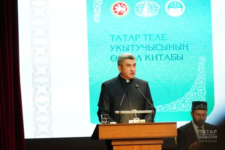 Илсур Һадиуллин татар теле укытучысының өстәл китабының әһәмиятен әйтте