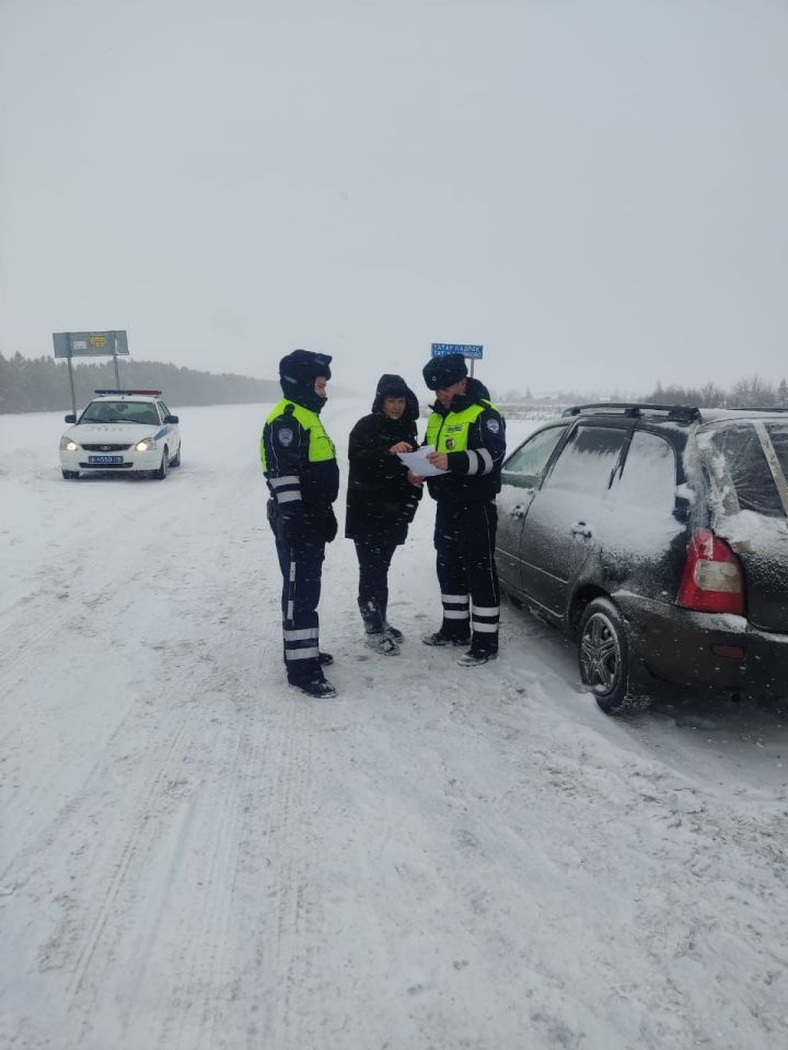 Арчада ике кеше исерек хәлдә руль артына утырган