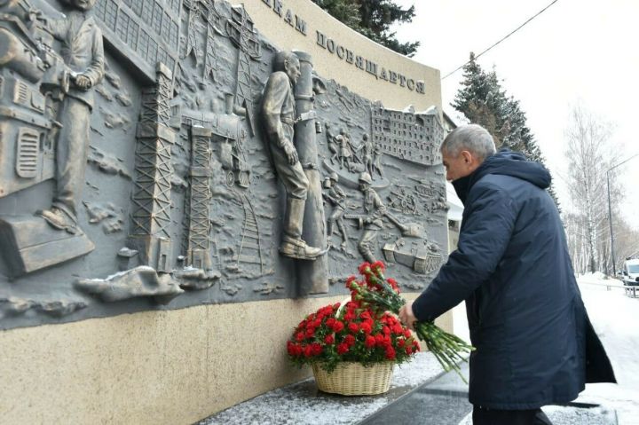 Рөстәм Миңнеханов энергетиклар мемориалына чәчәкләр салды