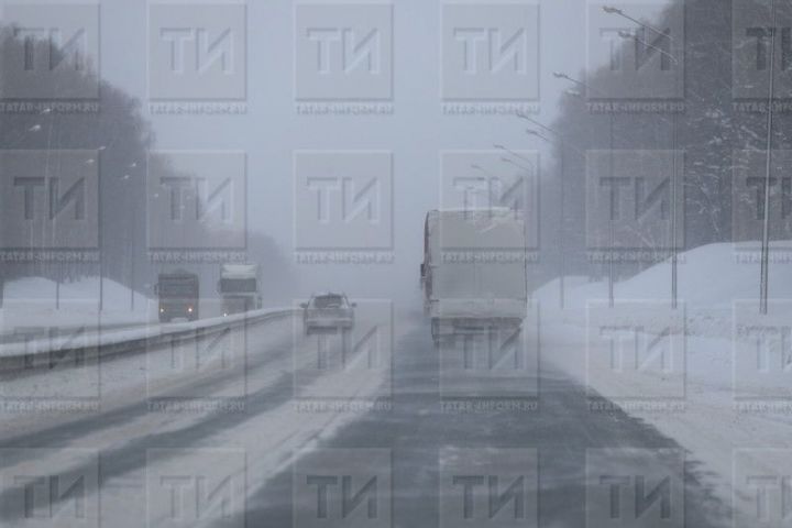 Татарстанда коточкыч авария: трассада җиде зур йөк машинасы бәрелешкән