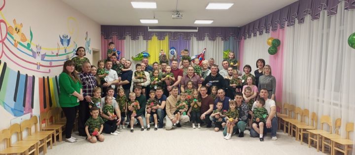 Уртанчылар төркеме әтиләренә кызыклы бәйрәм кичәсе бүләк итте