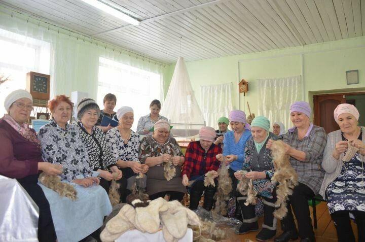 Әгерҗе районының Тирсә авылы өлкәннәре хәрбиләргә оекбашлар бәйләгән