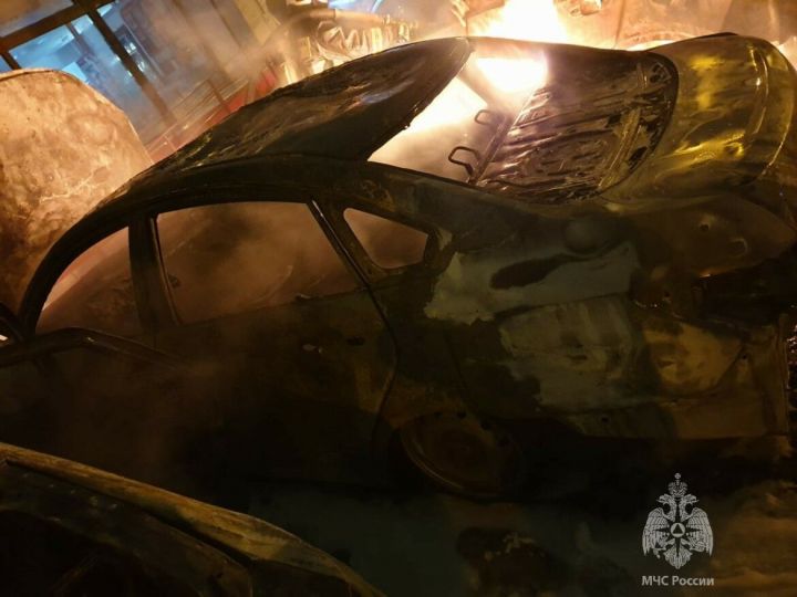 Татарстанда биш автомобильне ут төртеп яндырганнар