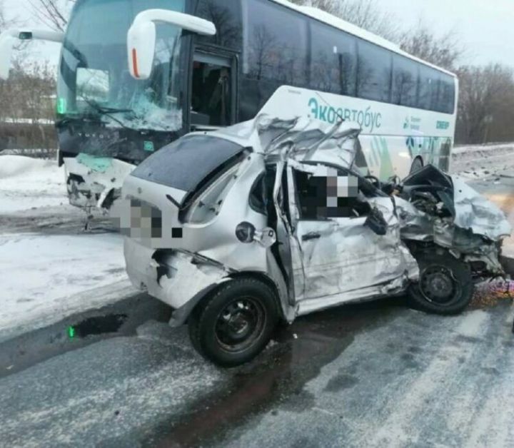 Җиңел машина белән автобус бәрелешкән