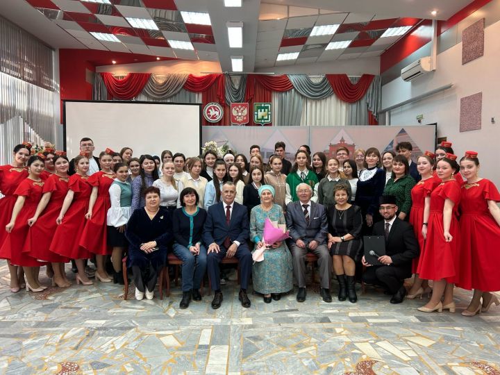 53 ел ансамбль җитәкләгән