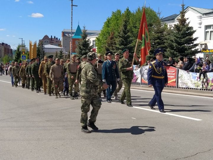 Арча үзәгендә тантаналы парад һәм бәйрәм митингы узды