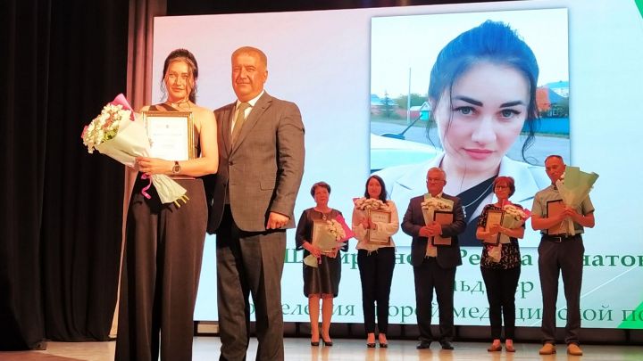 Район медицина хезмәткәрләре һөнәри бәйрәмнәрен билгеләп үттеләр