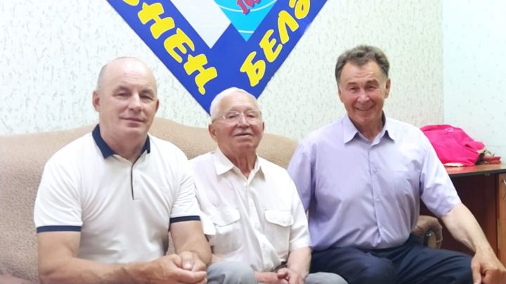 Бүген бездә кунакта
