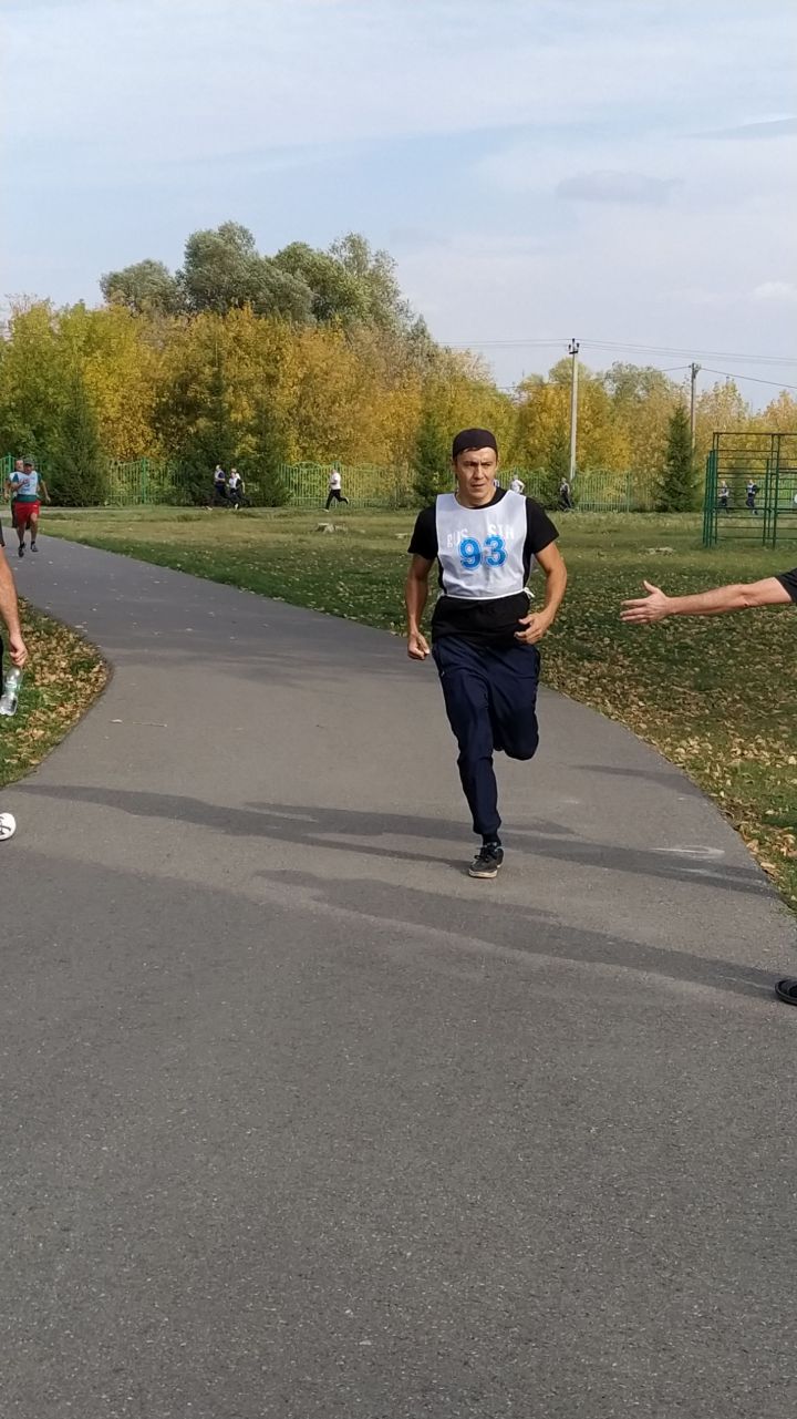 Арча стадионында укытучылар, тәрбиячеләр һәм техник хезмәткәрләр йөгерде