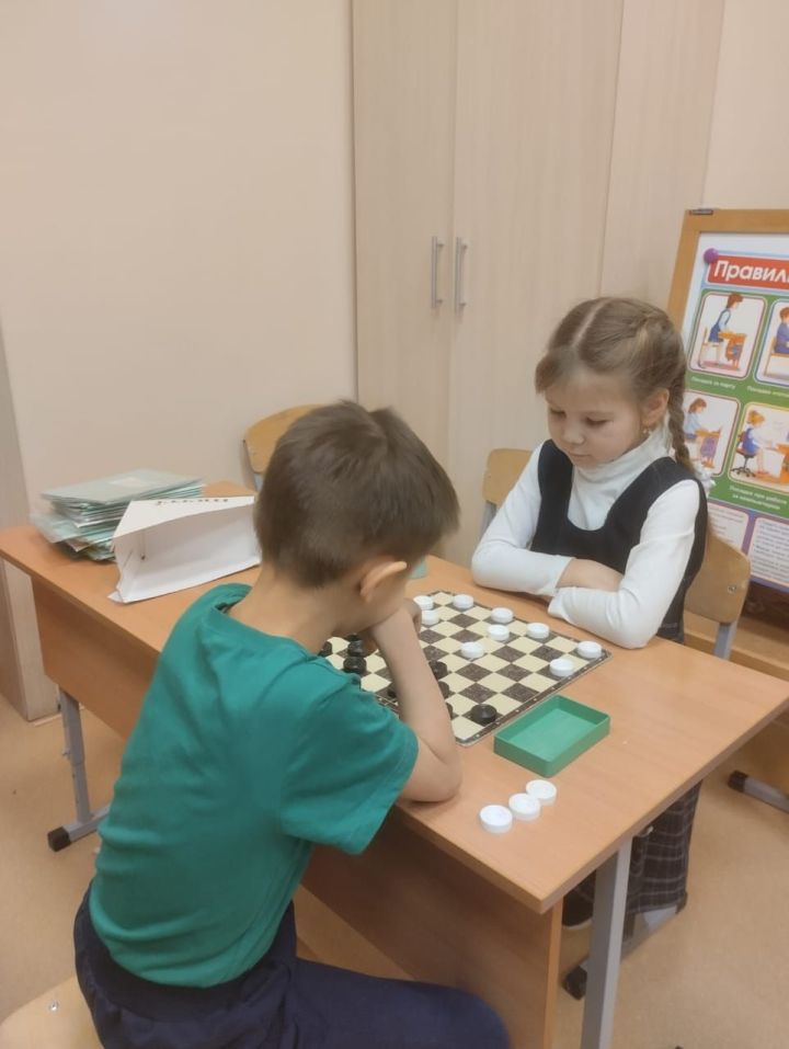 Тренер үзенең укучысы белән горурлана