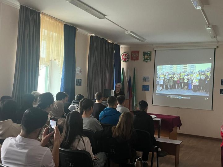 В Арском гуманитарно-техническом техникуме почтили память погибших минутой молчания