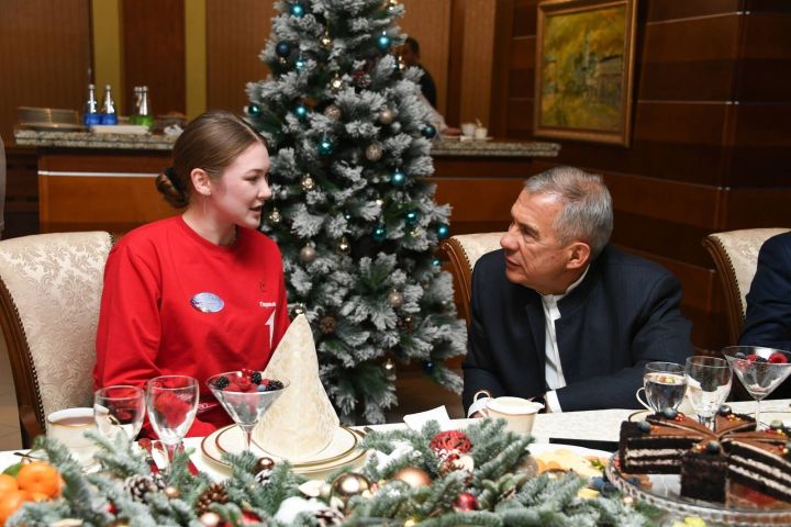 Лесхоз мәктәбе укучысы Рөстәм Миңнеханов белән очрашты