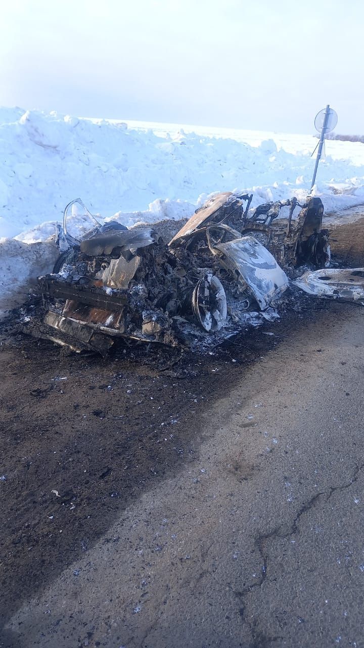 На дороге в Арском районе полностью сгорела машина