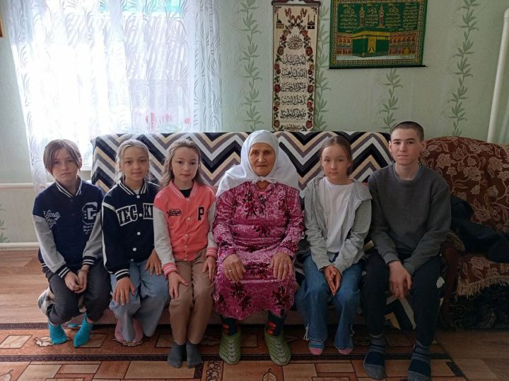 Чия күлмәк, такта сумка белән...