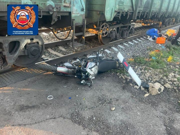 В Арском районе подростки на мотоциклах попали под поезд