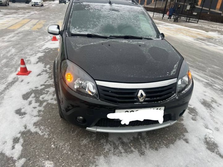 Арчада машина җәяүлеләрне бәрдерде