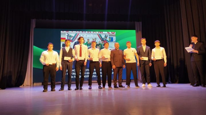 Көчле спортчыларны, тренерларны котладылар