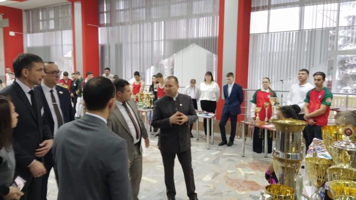 Көчле спортчыларны, тренерларны котладылар