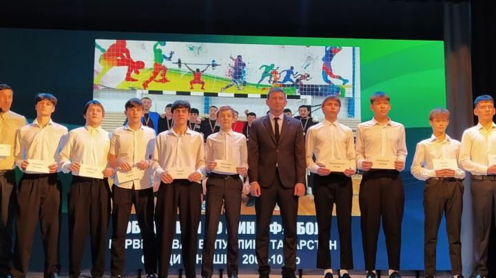 Көчле спортчыларны, тренерларны котладылар