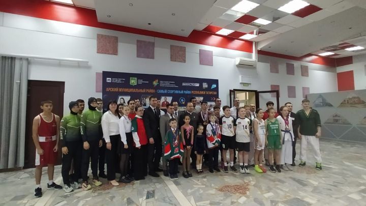 Көчле спортчыларны, тренерларны котладылар