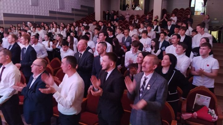 Көчле спортчыларны, тренерларны котладылар