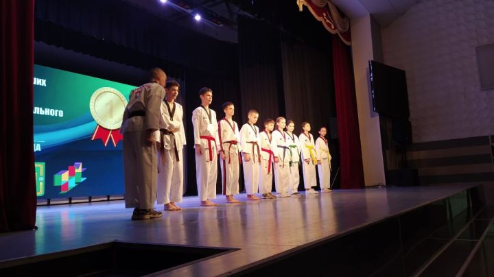 Көчле спортчыларны, тренерларны котладылар