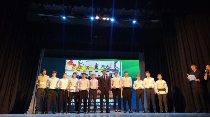 Көчле спортчыларны, тренерларны котладылар