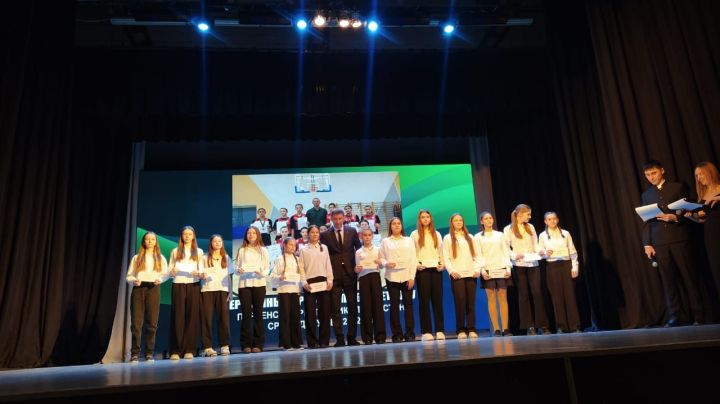 Көчле спортчыларны, тренерларны котладылар