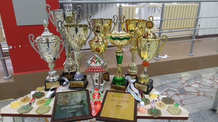 Көчле спортчыларны, тренерларны котладылар