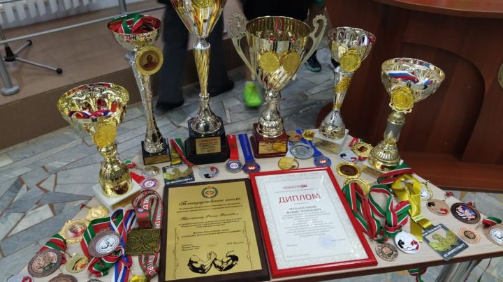 Көчле спортчыларны, тренерларны котладылар