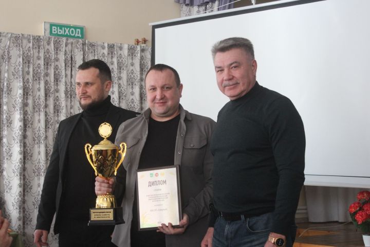 Район башлыгы җитәкчеләрдән фермаларда ешрак булуны таләп итте