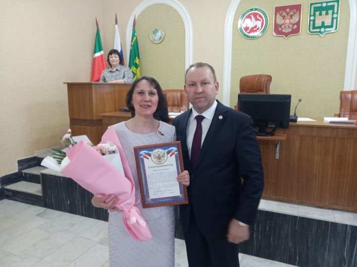 Алмаз Хисаметдинов волонтерларны бүләкләде