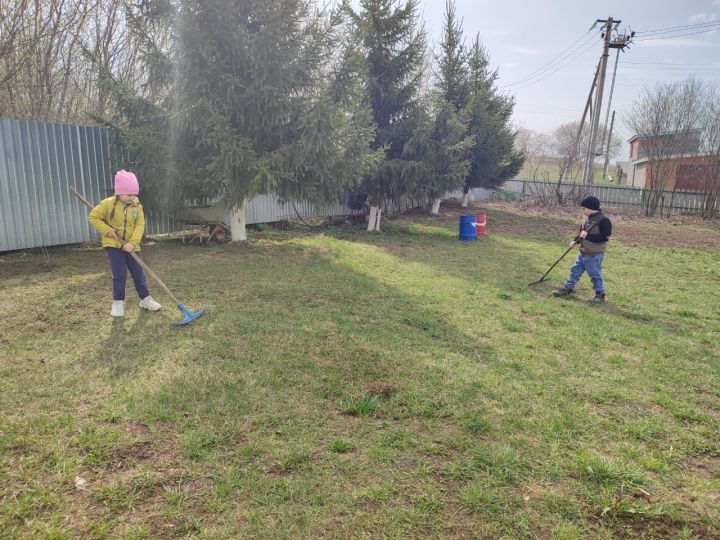 Купербаш балалар бакчасына йөрүче балалар бакча территориясен җыештырды