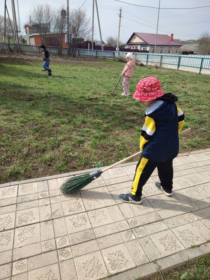 Купербаш балалар бакчасына йөрүче балалар бакча территориясен җыештырды