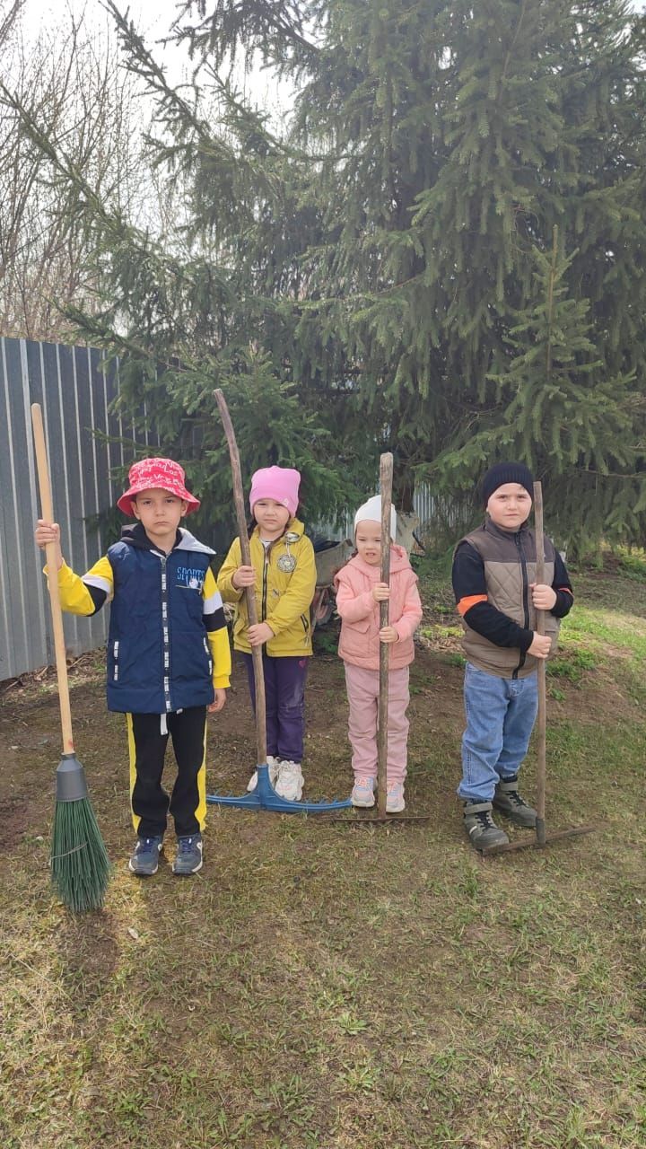 Купербаш балалар бакчасына йөрүче балалар бакча территориясен җыештырды