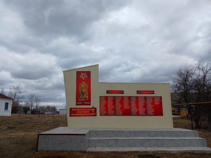 Ташкичү һәм Мәмсәдә мәктәп коллективы һәйкәл тирәсен чистартты