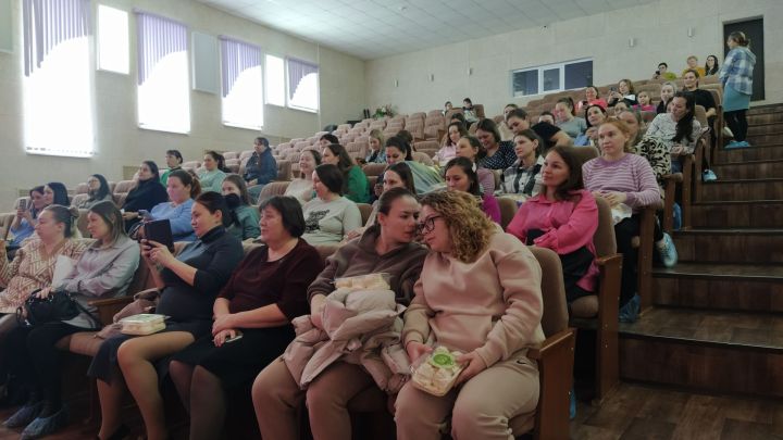 Бүген булачак әниләр көне
