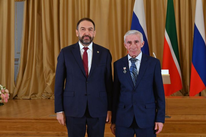 Хезмәттәшебез лаеклы бүләген алды