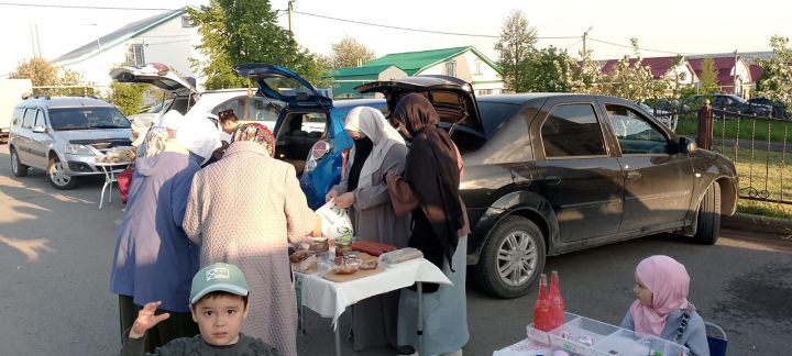 Бүген Шәрык мәчете янында хәләл ярминкә