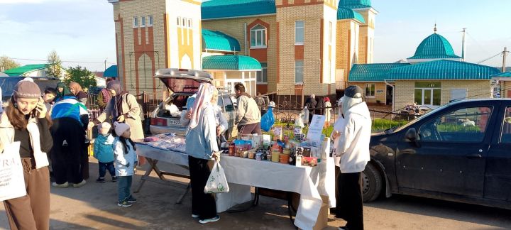 Бүген Шәрык мәчете янында хәләл ярминкә