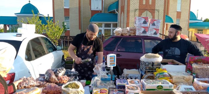 Бүген Шәрык мәчете янында хәләл ярминкә