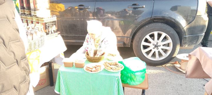 Бүген Шәрык мәчете янында хәләл ярминкә