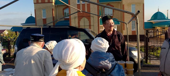 Бүген Шәрык мәчете янында хәләл ярминкә