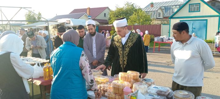 Бүген Шәрык мәчете янында хәләл ярминкә
