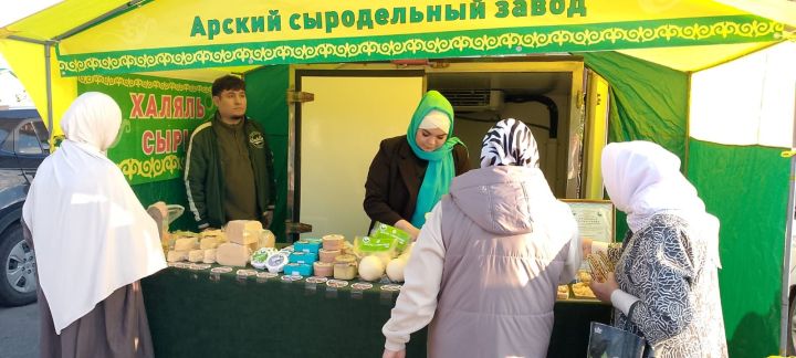 Бүген Шәрык мәчете янында хәләл ярминкә