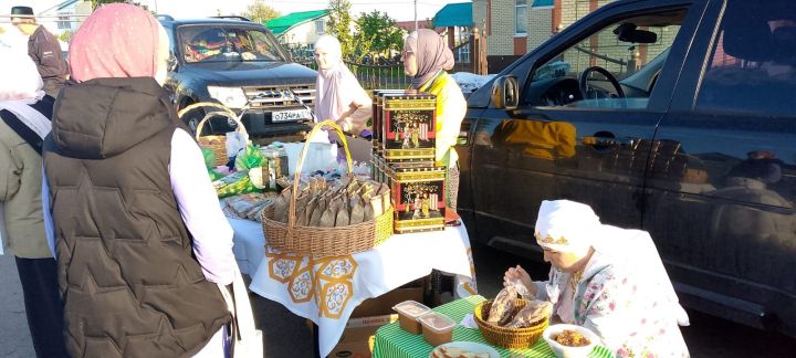 Бүген Шәрык мәчете янында хәләл ярминкә