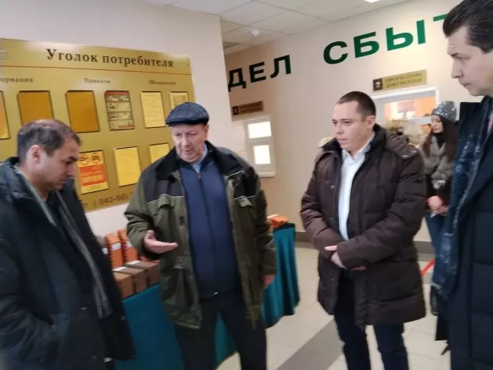 Эшмәкәрләр янында